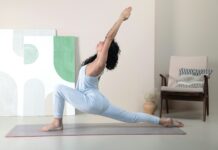 대단원: 평생 늙지 않는 몸을 위한 ‘15분 데일리 리셋’ a woman doing a yoga pose in a room