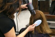 두피부터 모발까지, 건강한 머릿결을 위한 라이프스타일 루틴 뜬다 woman holding white and black hair blower