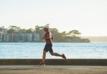 여름철 vs 겨울철 러닝: 기온에 굴복하지 않는 ‘전천후 러너’의 생존법 man running near sea during daytime