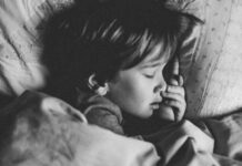 바쁜 일상 속 ‘꿀잠’ 찾기, 최신 수면 트렌드와 실천법 grayscale photo of girl sleeping on white pillow