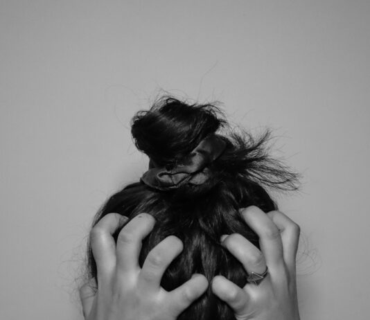 집에서 시작하는 ‘마음 챙김’… 일상 속 스트레스 관리법 주목 a woman covering her face with her hands