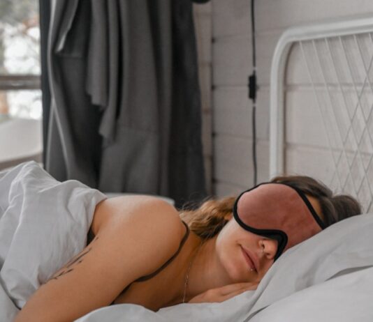 ‘잘 자야 산다’는 말, 이제는 트렌드…요즘 수면 건강 실천법 a woman lying in a bed