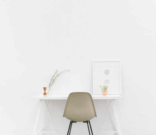 일상에 스며드는 ‘소소한 정신건강’ 챙기는 트렌드…나만의 루틴이 답이다 white wooden table near brown chair