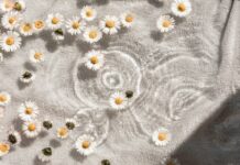 일상 속에서 피어나는 웰니스 문화, 내 몸과 마음 돌보는 새로운 습관 white and blue floral textile
