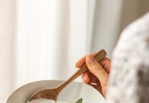 내 식단, 작은 변화로 건강 챙기기… 일상 속 실천 팁 주목 person holding white ceramic bowl with food