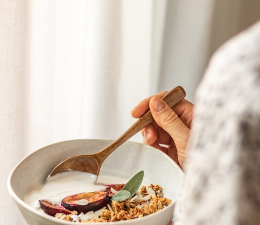 내 식단, 작은 변화로 건강 챙기기… 일상 속 실천 팁 주목 person holding white ceramic bowl with food