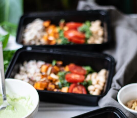 내 몸에 맞는 식단, 일상 속에서 실천하는 건강한 선택법 a couple trays of food