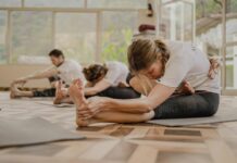 필라테스, 건강한 일상을 위한 맞춤 운동 트렌드로 인기 a group of people doing yoga in a room
