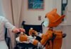 AI, 건강 관리를 바꾸다…집에서도 똑똑하게 실천하는 내 몸 지키기 Man gives robot bottles on a tray