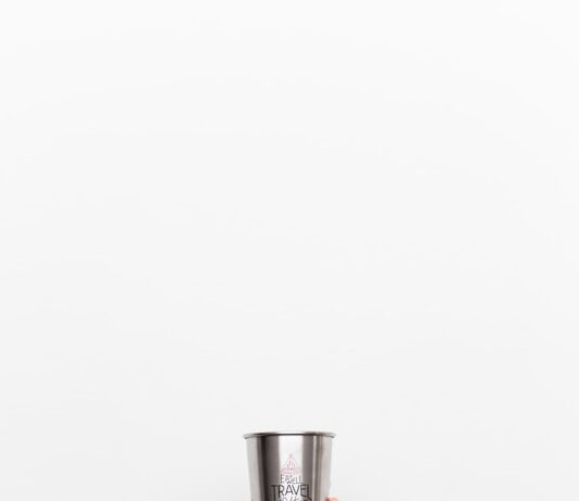 마시는 건강, ‘웰빙 워터’가 바꾼 일상…내 몸에 맞는 물 마시기 실천법 person holding gray stainless steel drinking cup