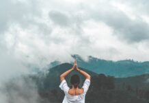 마음과 몸의 조화: 웰니스 회복으로 삶의 활력을 되찾자 woman standing on rock facing forest