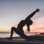 바쁜 한국 일상 속 ‘마이크로 요가’ 인기… 5분 틈새 운동이 내 몸을 바꾼다 silhouette photography of woman doing yoga