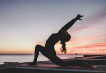 바쁜 한국 일상 속 ‘마이크로 요가’ 인기… 5분 틈새 운동이 내 몸을 바꾼다 silhouette photography of woman doing yoga
