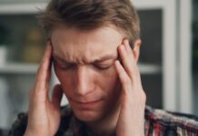 만성피로 증후군, 원인과 극복 방법을 알아보다 a man holding his hands to his ears