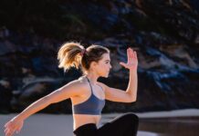 헬스장 대신 거실에서! 맨몸 운동, 내 집에서 시작하는 건강 혁명 woman in black leggings and white sports bra