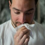 “아이부터 어른까지… 집에서 쉽게 실천하는 마른기침 관리법” sick man blowing nose into tissue